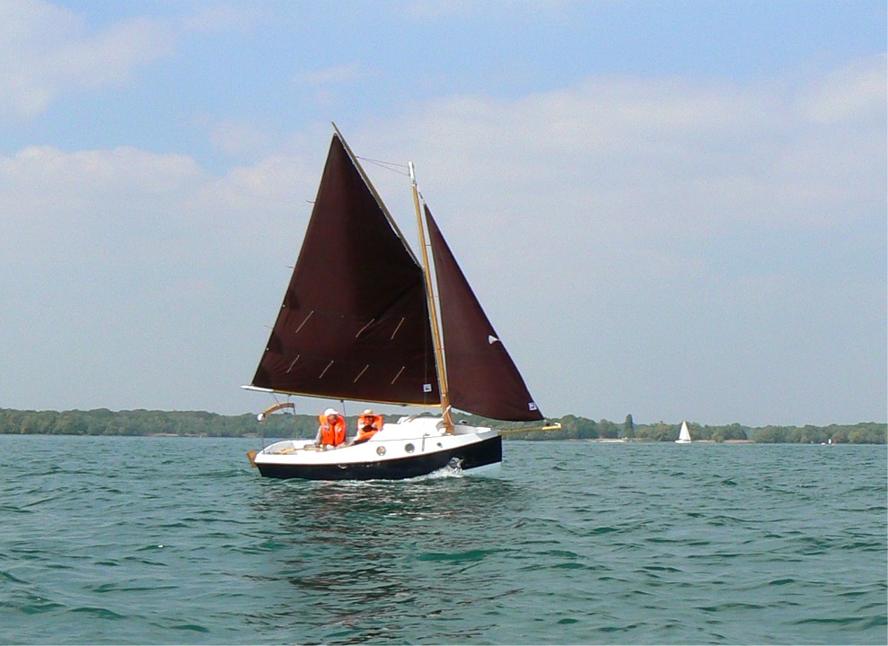 On peut voir qu'il faudra mieux étarquer les voiles de "ZO", mais cela ne l'empêche pas de tailler son bout de route ! 