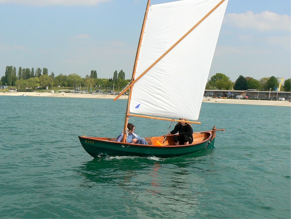 Pénélope est à la barre du Skerry "Piff".