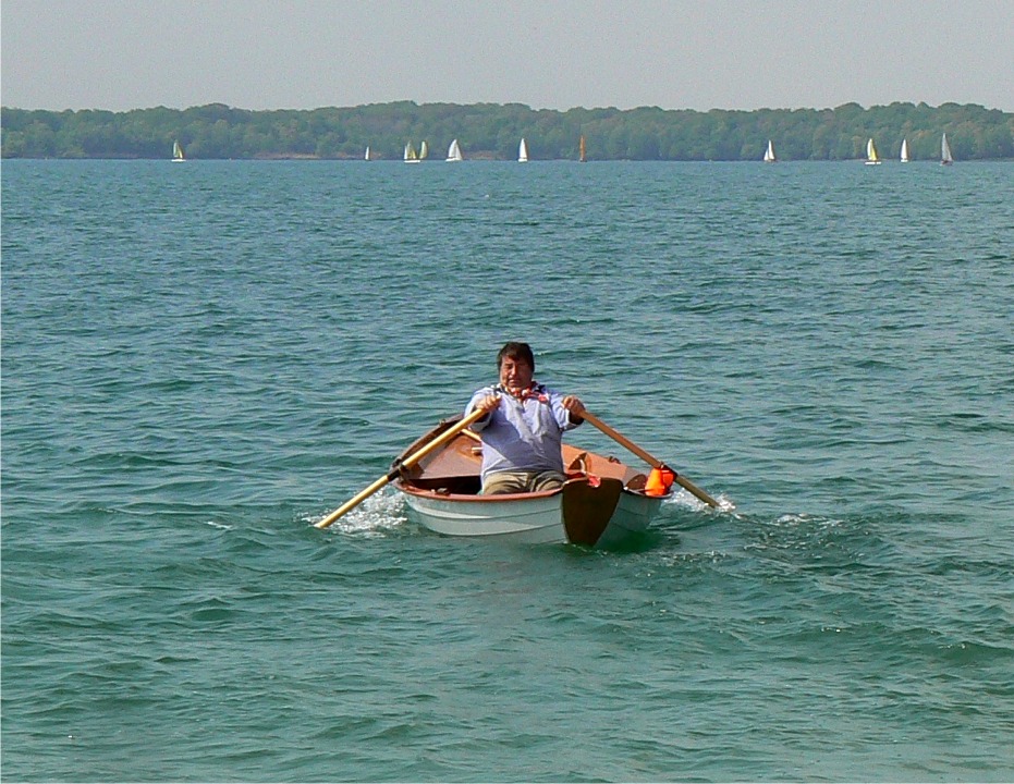 Benoît essaie le Doris 17 à l'aviron. 