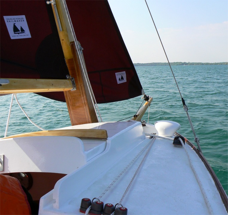 Toutes les manoeuvres reviennent au cockpit et l'accastillage est simplifi&eacute; au maximum. Il sera sans doute utile de le compliquer un peu, notamment avec de petits rails pour les points de tire des &eacute;coutes de foc. 