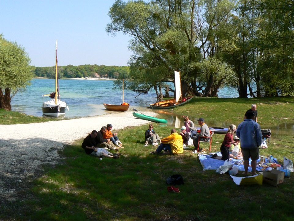 Pique-nique champêtre sur la rive opposée du lac. 