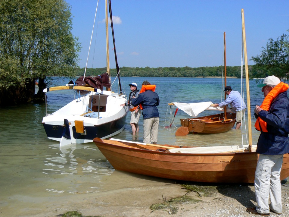 On rembarque après le déjeuner. Notez le tirant d'eau du PocketShip : un peu au-dessus des chevilles ! En fait, il faut quand-même 41 cm, mais il est dans un trou ! 