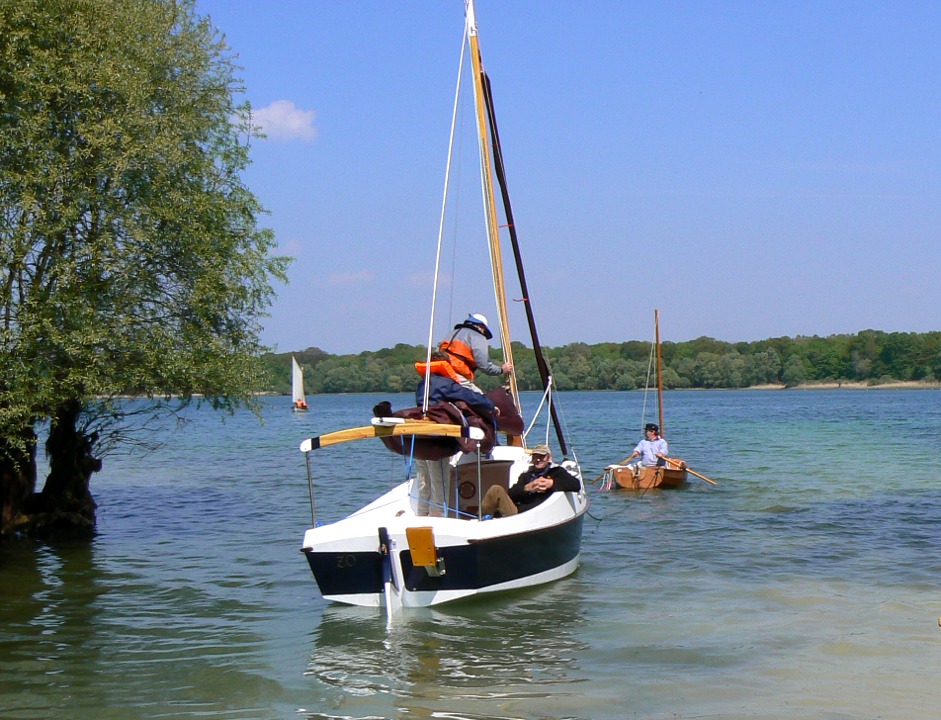Benoît joue les remorqueurs pour dégager le PocketShip. Bruno a laissé dans son coffre le petit moteur hors-bord qu'il hésite à utiliser sur "ZO", et il pense installer des dames de nage pour ramer depuis le bridge-deck. 