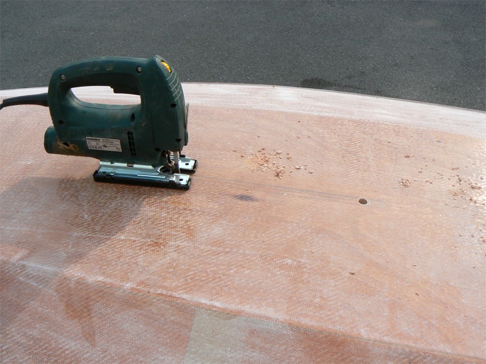 Voici un moment que je continue à trouver délicat : l'ouverture du bas du puits de dérive à travers la sole. Faire un trou (pire : deux trous) dans une coque toute neuve, c'est un peu contre nature... Une fois les trous faits (en 14 mm, nettement en dessous de la largeur finale de 20 mm, on ne sait jamais...), je fais deux coupes à la scie sauteuse pour les connecter. 