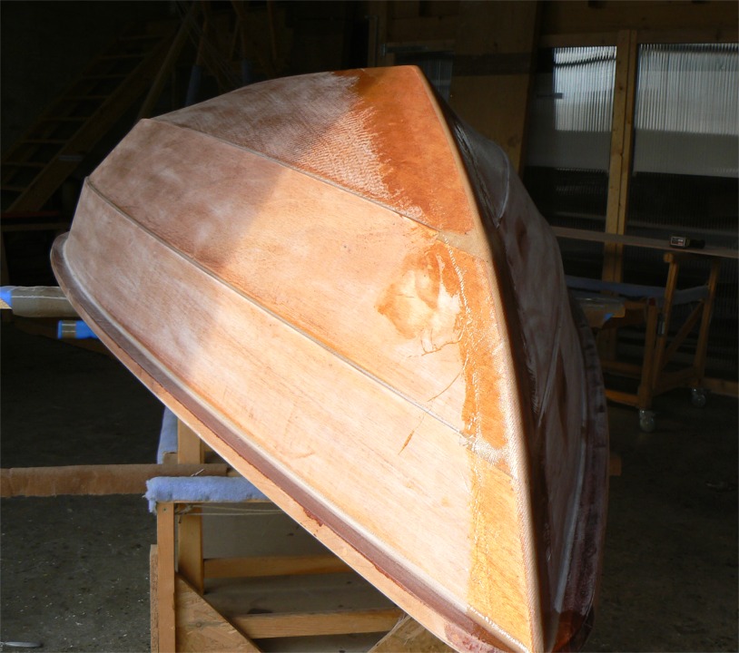 Je viens de stratifier la bande de fibre pour renforcer l'étrave et l'étambot (ici c'est l'étrave). 