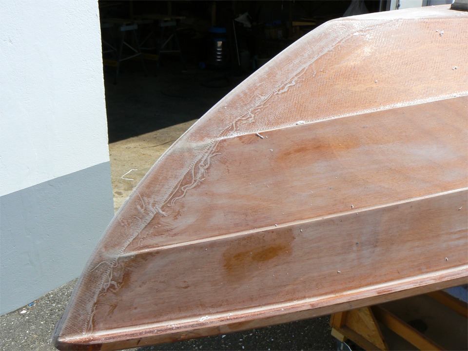 Et ensuite, il faut "effacer" les bords de ce renfort, au grattoir d'abord, puis au papier de verre, motorisé d'abord (ponceuse delta), à propulsion humaine ensuite. 