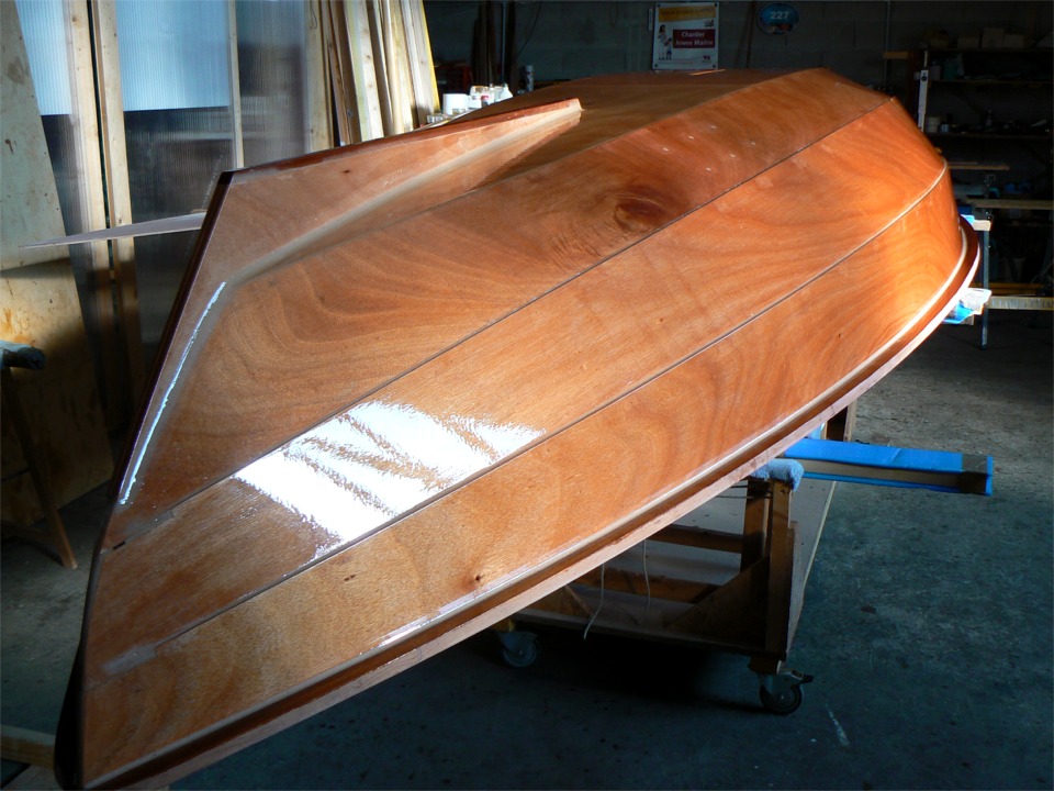 Je viens de passer une nouvelle (et en principe dernière) couche d'époxy sur l'ensemble de la coque.