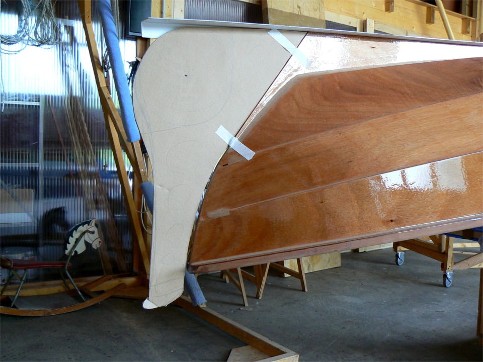 Ma petite Marthe, je te l'avais bien dit qu'ils font n'importe quoi chez Arwen Marine ! Un gouvernail en carton, on aura tout vu ! En fait, c'est l'essayage du gabarit de gouvernail que je viens de tailler en carton, car je n'utilise pas les pièces standard pour le gouvernail et la dérive. 