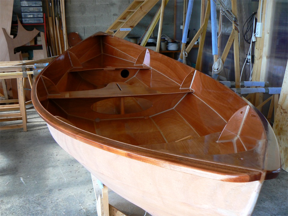 Puis j'ai passé une dernière couche d'époxy sur toute la surface intérieure. Encore un grand ponçage en perspective, puis je pourrai passer au vernis ! 