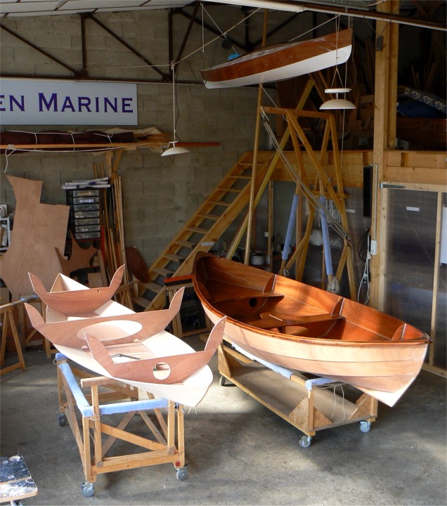 Puis j'ajoute la structure transversale. Le Wood Duck 10 considère de haut toute cette agitation. Notez que j'avais pris le temps de percer les têtes de membrures, de passer une couche d'imprégnation époxy et de les poncer avant de commencer la couture. 