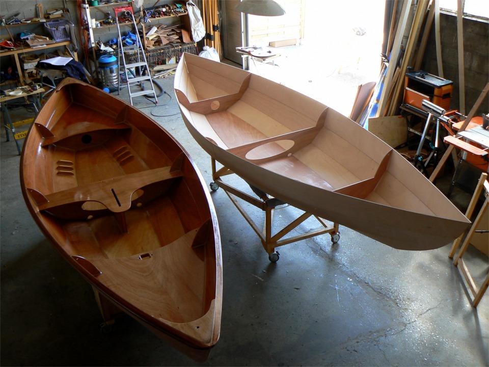 Jeudi 5, 13h49 : il m'a fallu 6 heures pour finir de suturer la coque, et il est maintenant impossible de nier que ce sont les mêmes bateaux. 