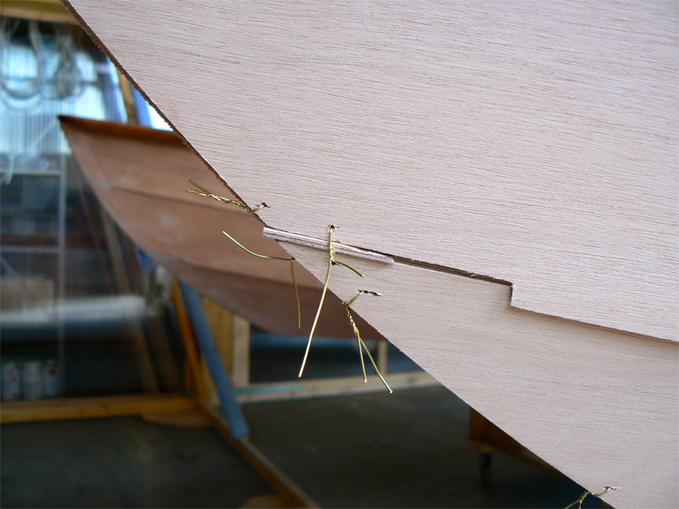 J'ai inséré une cale de 2 mm d'épaisseur entre les bordés 1 et 2 à l'étrave, afin de remonter le haut du carreau (bordé 3) bâbord au niveau de celui de tribord. C'est assez étrange, car je n'arrive pas à expliquer ce décalage, tout est bien aligné partout... 