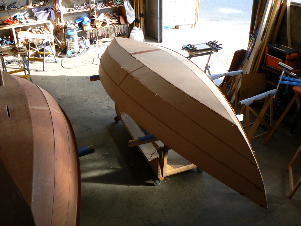 J'ai monté les deux guirlandes "à sec", je les collerai plus tard, mais je souhaitais rigidifier au maximum la coque avant de la tourner, ce que voilà fait grâce à l'aide de mes voisins d'atelier, en l'absence d'Igor. Puis j'ai fait le premier collage en déposant un filet d'époxy chargée dans tous les joints. 