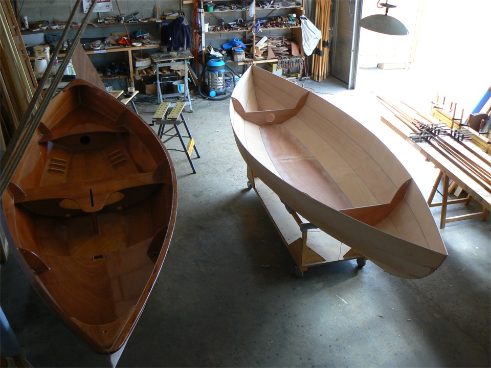 En préalable au travail sur l'intérieur de la coque, je l'ai remise à l'endroit (comme celle du Skerry de gauche, qui attend son dernier ponçage puis le vernis) et j'ai démonté la membrure centrale. 