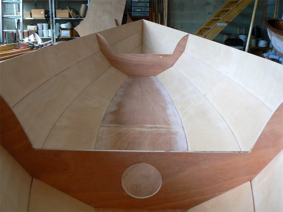 En effet, j'ai constaté lors de la construction du Skerry du Chasse-Marée, à gauche sur l'image précédente, que la coque conservait impeccablement sa forme sans la membrure centrale. L'absence de celle-ci permet de travailler plus facilement sur la surface intérieure. J'ai gommé toutes les marques de crayon pour les trous des sutures et passé un petit coup de papier de 180, et... yapluka ! 