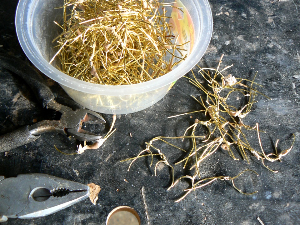 Le lendemain du collage, je coupe et extrais toutes les sutures. Non ce n'est pas du fil d'or, comme le croyait un de mes jeunes visiteurs, car pour faire des économies, on a remplacé l'or par du laiton, mais on utilise plus souvent du cuivre, plus ductile. 