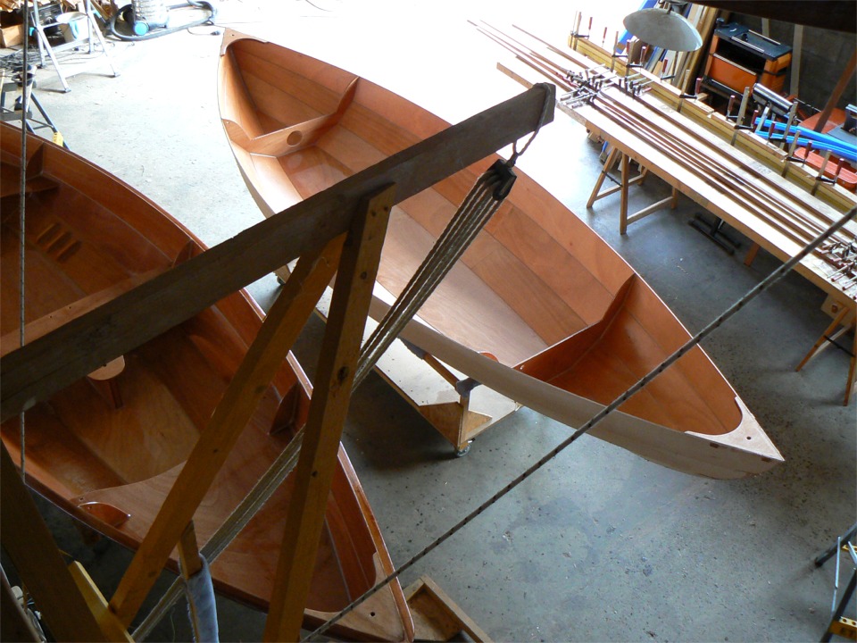 Vendredi 6 mai, 18h42. Si j'étais plus souple, je me taperais dans le dos pour me féliciter d'une après-midi très productive : j'ai passé une couche d'imprégnation sur tout l'intérieur, et fait tous les joints dans la foulée, pendant que la couche d'imprégnation était encore molle (caramel sur la fin), et j'ai fini en collant les guirlandes après avoir fait les joints-congés de l'étrave et de l'étambot. Je devrai encore repasser une seconde couche d'époxy chargée sur certains joints, et boucher les trous des sutures avant de faire un ponçage général et la stratification. 