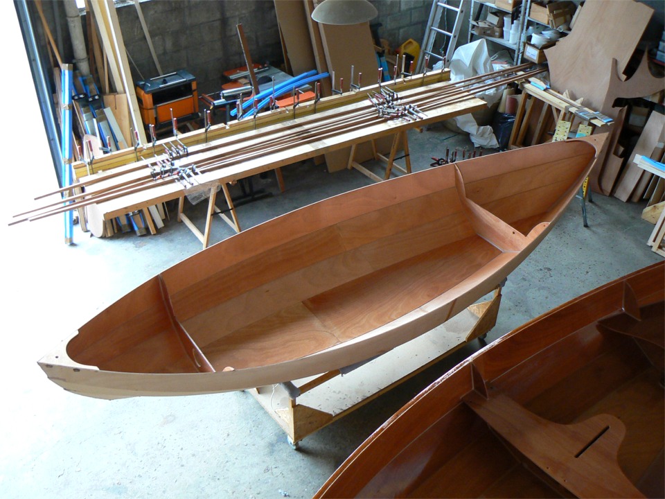 Sur la table derrière Numéro 33, ce sont ses listons, dont j'ai collé les scarfs, et encore derrière je colle encore deux demi-chevrons pour un second mât. 