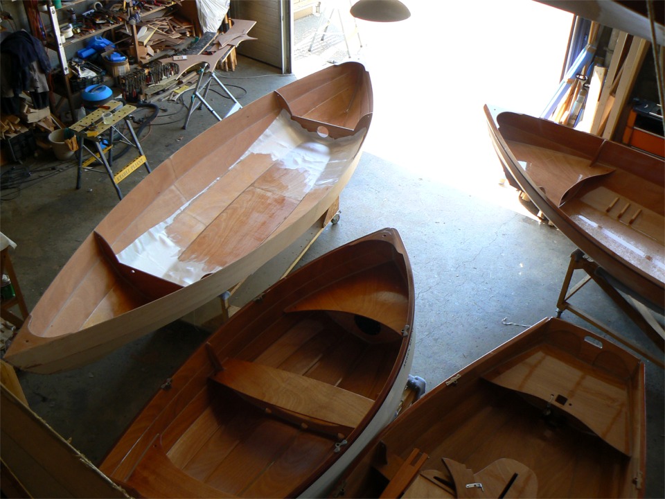 Juste avant de mixer un nouveau batch d'époxy, je monte sur la mezzanine faire une photo aérienne alors que j'ai commencé de saturer le tissu de verre du compatiment central de Numéro 33, à gauche. On aperçoit l'arrière du Skerry du Chasse-Marée, en haut à droite, en dessous c'est la Prame d'Eastport et au centre le Youyou. J'ai aussi descendu l'Arwen (avec l'aide de Pierre !) car j'attends un visiteur intéressé par une annexe, du coup, c'est un peu le salon nautique à l'atelier ! 