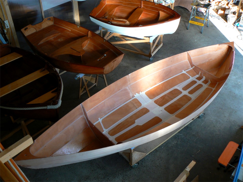 La stratification a durci et j'ai masqué pour faire l'antidérapant : je vais maintenant passer une couche d'époxy dans les zones délimitées par l'adhésif, puis je saupoudrerai des microsphères de verre sur l'époxy fraîche. Je passerai ensuite deux nouvelles couches d'époxy pour fixer les microsphères et adoucir un peu leur mordant. J'ai laissé libre l'empreinte du puits de dérive, celle de la membrure centrale et près de la cloison arrière je compte poser des réglettes pour un cale-pied d'aviron réglable. 