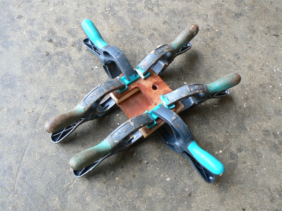 Rencontre au sommet chez les pinces ! J'ai collé les quatre éléments du pied de mât : une plaque de fond, une de dessus, et deux cales en pin. 