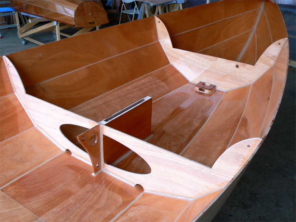 Voilà ce que cela donne après durcissement du collage de l'équerre et réalisation de ses joints-congés. J'ai aussi collé le pied de mât que l'on aperçoit au pied de la cloison avant. 