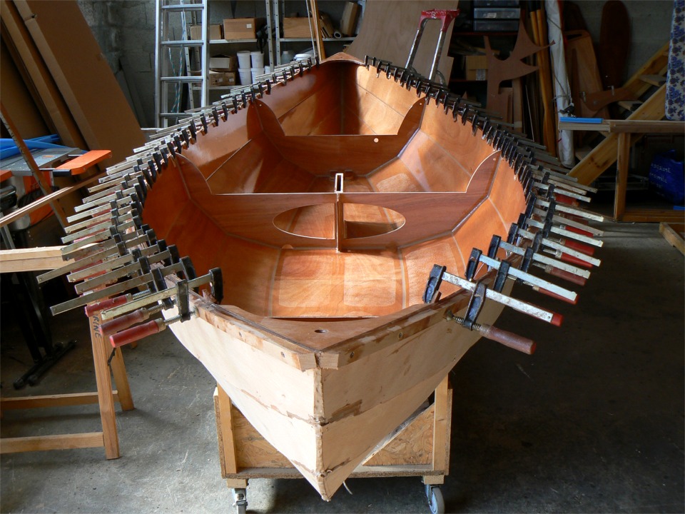 J'enchaîne avec le collage du premier pli des listons. Je les ai fixés avec deux vis inox à chaque bout, au niveau des guirlandes, où il est impossible de poser des serre-joints. 