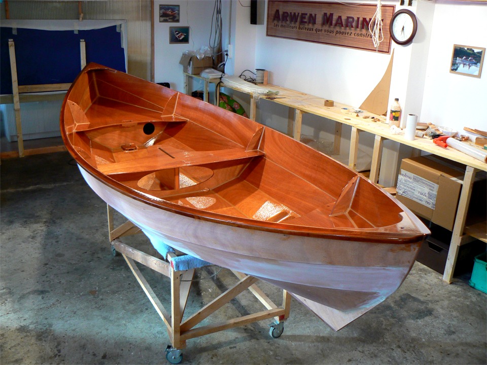 Entretemps, je fais le vernis sur le Skerry du Chasse-Marée. J'utilise un vernis polyuréthane bi-composant, qui donne une protection optimale et un brillant opulent en 4 couches seulement. 