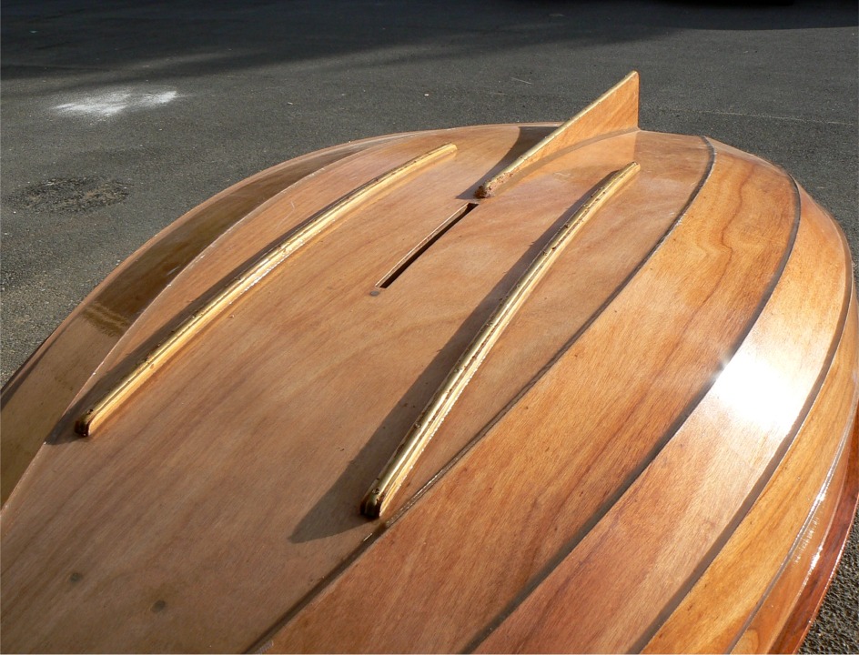 J'ajoute des bandes-molles en demi-ovale de laiton sous l'aileron et les patins de la Prame d'Eastport.