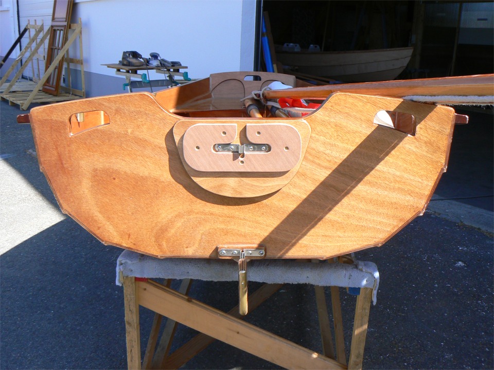 J'ai aussi ajouté ce martyr sur le tableau arrière afin que l'on puisse serrer les presses d'un moteur hors-bord malgré la présence du fémelot supérieur : l'étrange découpe de la pièce permet de continuer d'utiliser le gouvernail et rattrappe le niveau pour que les presses "chevauchent" le fémelot. Le martyr posé sur la face intérieure du tableau a une découpe nettement plus banale... 