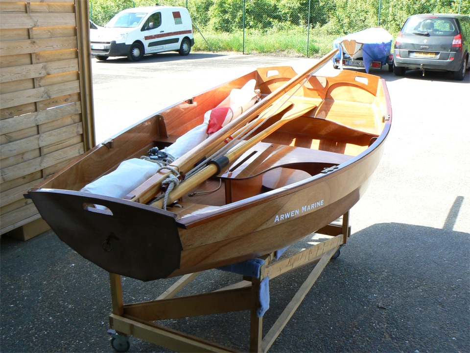 Et voici la Prame d'Eastport prête à partir pour le Cap Ferret, car c'est là qu'elle ira remplir ses fonctions d'annexe et de petit voilier d'apprentissage et de plaisir (elle fait la même longueur qu'un Optimist, et 10 cm de plus en largeur et en creux). 