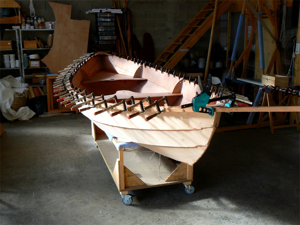 Je colle le second pli des listons de Numéro 33. Je n'ai pas encore coupé l'excédent du liston bâbord, qui dépasse de 70 cm à l'arrière. 