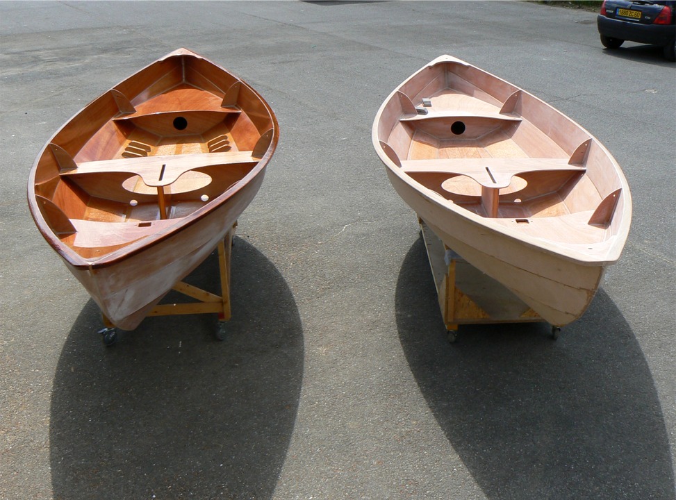 Maintenant une question difficile : quelle est la différence entre ces deux Skerry ? Allez, je vous aide, celui de gauche est le Skerry du Chasse-Marée, et il a déjà reçu ses quatre couches de vernis PU bi-composant, alors que Numéro 33 est encore presque nu, il n'a reçu que deux couches d'époxy, et encore pas partout.