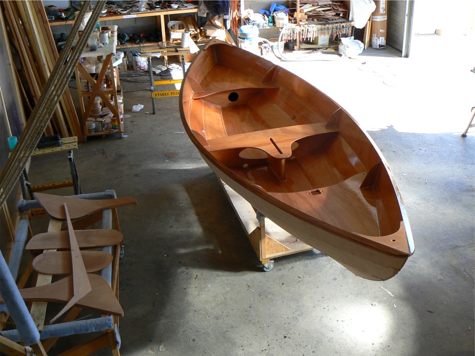 Je viens donc de passer une nouvelle couche d'époxy sur Numéro 33, qui a tout à coup bien meilleure mine. On aperçoit sur cette image, au premier plan à gauche, les deux gouvernails et leur safran, ainsi que le skeg de Numéro 33. Notez la différence entre les deux safrans : l'un est relativement compact, alors que le second est nettement plus étroit et profond (et pointu !) 