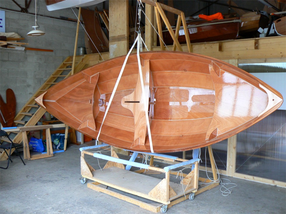 Ma chèvre est de nouveau appelée à contribution (quel drôle de nom, dirait Prévert) afin de tourner Numéro 33. Ceux qui ont une excellente vue noteront la présence de petites pièces en U de chaque bord, juste au dessus du joint entre les bordés 1 et 2, à mi-longueur entre la membrure centrale et la cloison arrière. Ces pièces bloqueront (un jour) un support intermédiaire des hypothétiques bancs latéraux amovibles (j'ai 50 points de bonus pour "hypothétique"). 