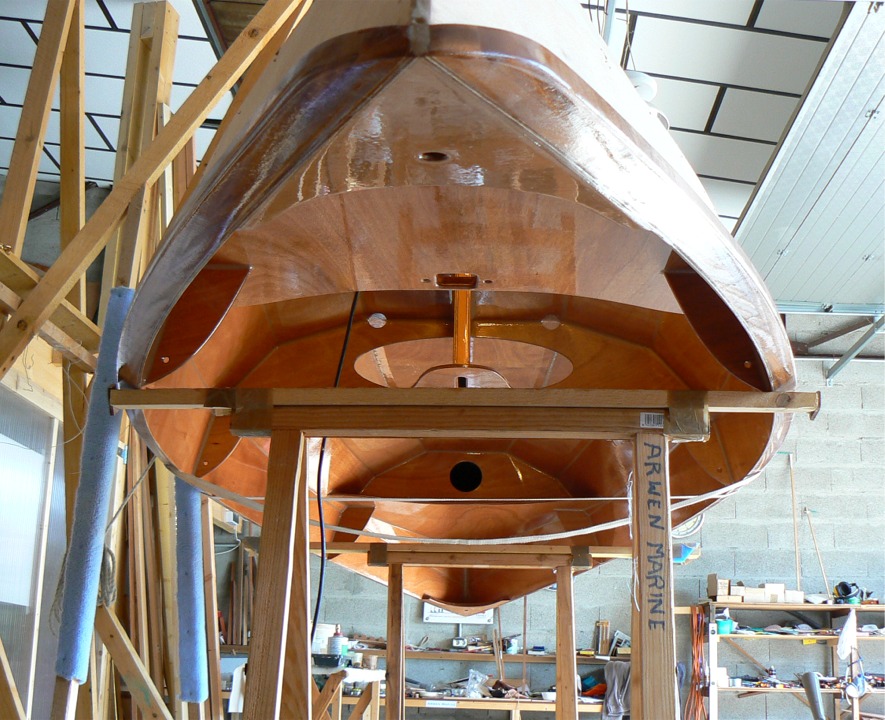 Voil&agrave; Num&eacute;ro 33 juch&eacute; &agrave; hauteur de travail : je vais maintenant faire les joints-cong&eacute;s entre le haut des cloisons et le dessous des si&egrave;ges et dessus de caissons. 