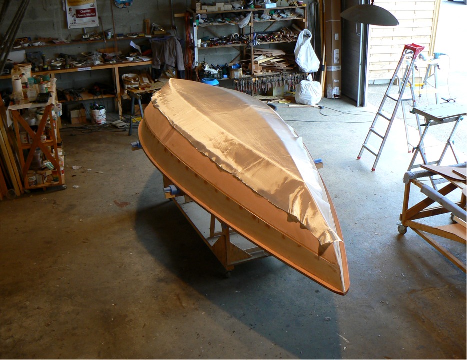 La semaine derni&egrave;re, je n'&eacute;tais pas trop s&ucirc;r d'arriver &agrave; finir la construction de "Num&eacute;ro 33" (le Skerry que je me d&eacute;p&egrave;che de construire pour participer &agrave; la Semaine du Golfe, et qui est le 33e bateau que je construis) : j'avais fait la stratification sur l'int&eacute;rieur de la coque, fix&eacute; le puits de d&eacute;rive et la membrure centrale et coll&eacute; les dessus des caissons &eacute;tanches. Bref, j'avais bien avanc&eacute; mais ce n'&eacute;tait pas encore cuit... A l'heure o&ugrave; j'&eacute;cris ces lignes, je suis beaucoup plus serein : &ccedil;a va le faire ! Sur cette image, le tissu de verre pour la stratification ext&eacute;rieure est en place, il ny a plus qu'&agrave; le saturer d'&eacute;poxy. 