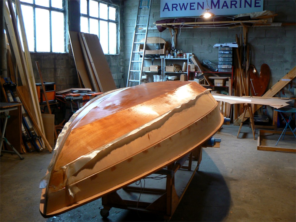 Dont acte : le tissu de verre est satur&eacute; d'&eacute;poxy, il n'y a plus qu'&agrave; couper l'exc&eacute;dent non satur&eacute; sur les bords. 