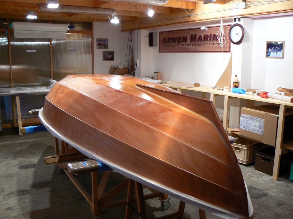 Entretemps, j'ai retourn&eacute; le Skerry du Chasse-Mar&eacute;e avec l'aide d'Igor, et apr&egrave;s avoir fini le vernis, je m'apr&ecirc;te &agrave; commencer la peinture. 