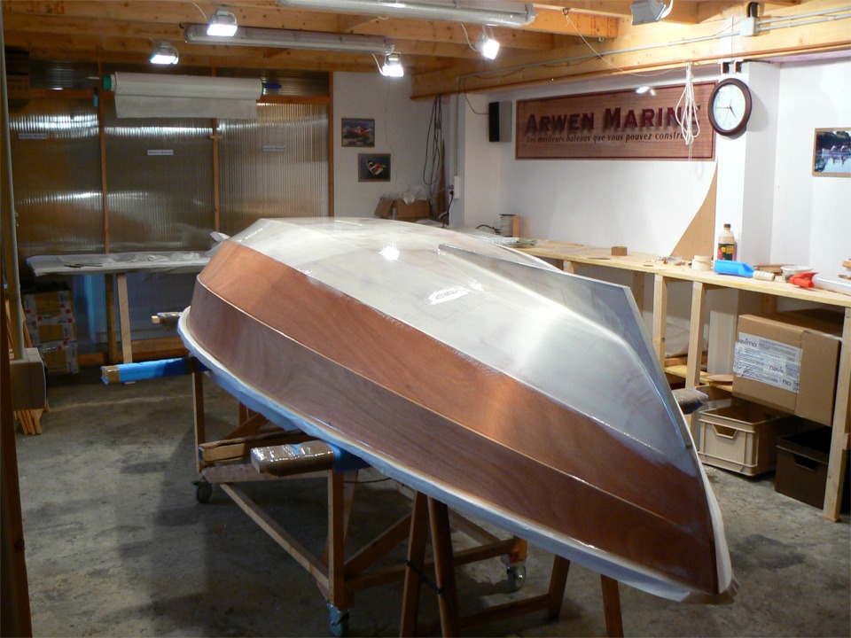 Ah que voil&agrave;. La couleur choisie par l'&eacute;quipe du Chasse-Mar&eacute;e (dans un touchant exemple de d&eacute;mocratie) est le "cr&egrave;me" comme le num&eacute;ro 1 pr&eacute;sent&eacute; dans l'article du CM 207, et voil&agrave; ce que donne la premi&egrave;re couche (sur 4) sur la sole et les galbords. 