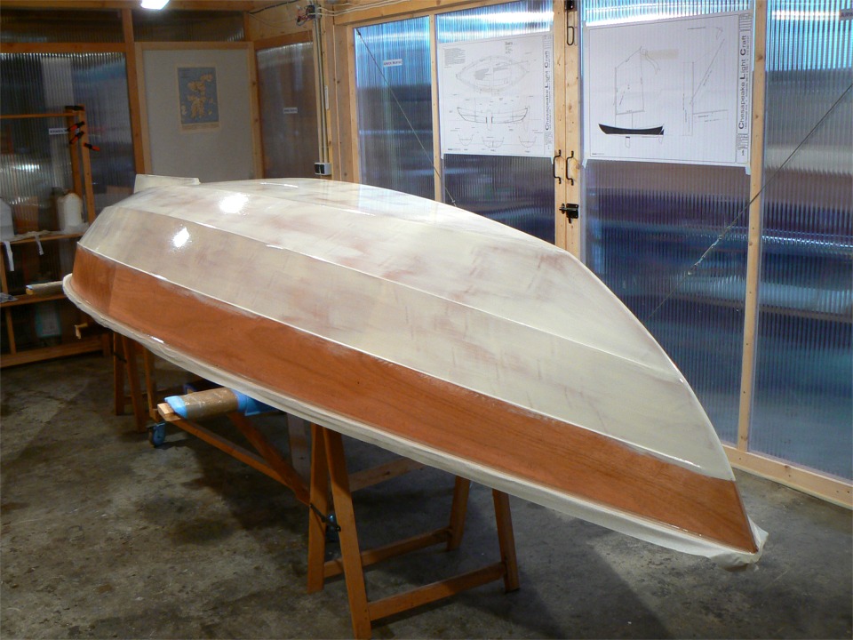 Une derni&egrave;re photo avant de recouvrir le carreau. J'ai toujours du mal &agrave; me r&eacute;soudre &agrave; cacher le bois sous la peinture, mais trop de bois verni fait un peu clinquant, et cela ne convient pas &agrave; chaque bateau. 