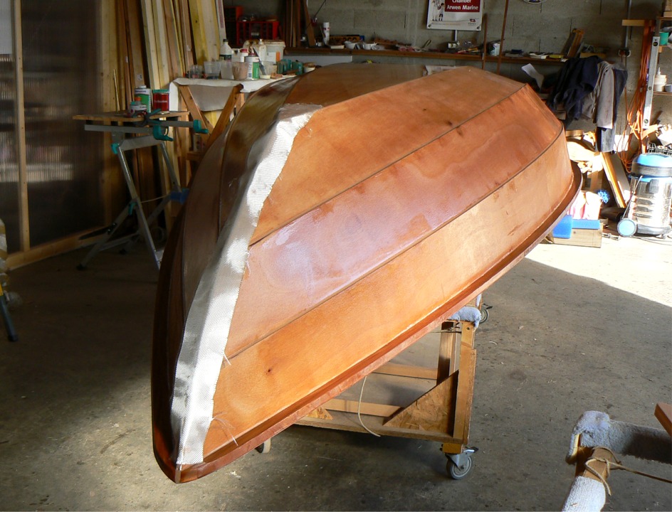 Une fois cette premi&egrave;re couche termin&eacute;e, je reviens sur "Num&eacute;ro 33" pour stratifier les bandes de renfort sur l'&eacute;trave et l'&eacute;tambot. 