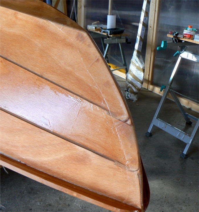 Idem sur l'&eacute;tambot. Quand l'&eacute;poxy aura durci, il faudra que "j'efface" les bords de la bande de tissu de verre, qui font une sur&eacute;paisseur. 