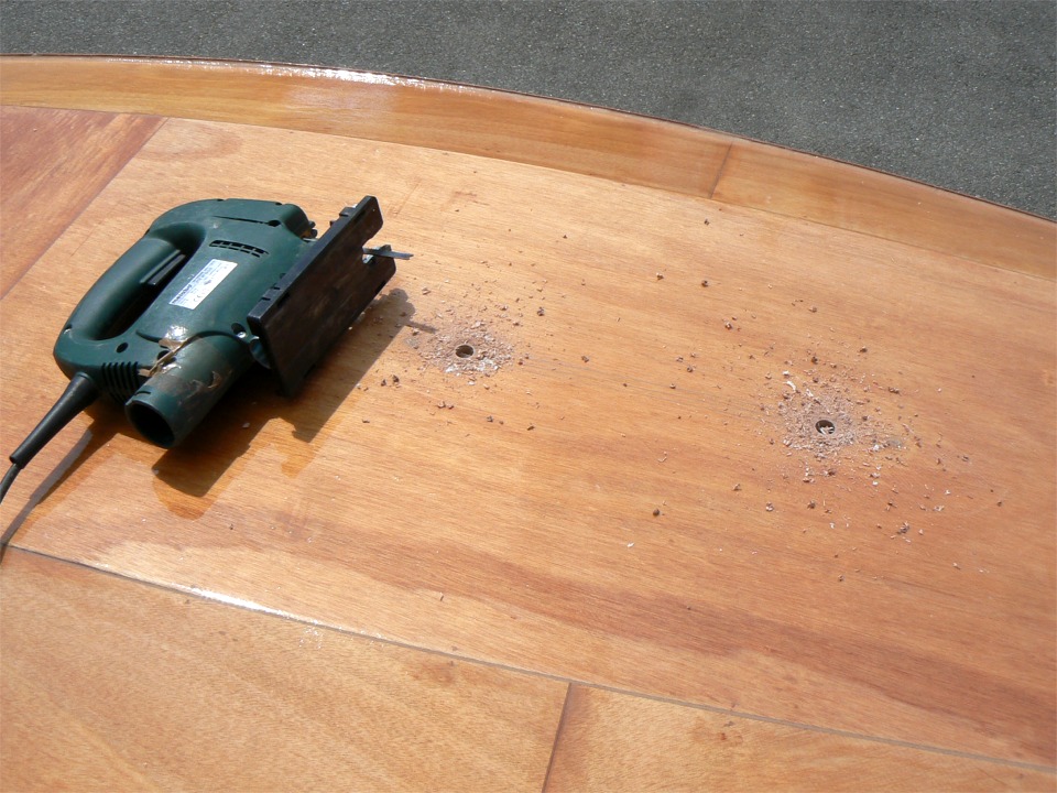 Je commence &agrave; &ecirc;tre plus &agrave; l'aise pour accomplir cette &eacute;pouvantable op&eacute;ration qui consiste &agrave; ouvrir la coque pour le passage de la d&eacute;rive. Je n'ai mis qu'une quinzaine de minutes pour le faire cette fois-ci, y-compris les temps de prendre les photos, alors que j'y passais des heures au d&eacute;but, tant j'&eacute;tais rempli de doutes et d'h&eacute;sitations... 