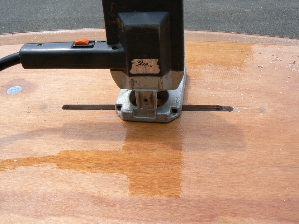 Puis j'&eacute;largis et j'allonge la fente &agrave; la d&eacute;fonceuse, avec la fraise droite &agrave; guide (voir la semaine derni&egrave;re pour les explications pour les fraises - d&eacute;p&ecirc;chez vous on est encore en pleine saison). 