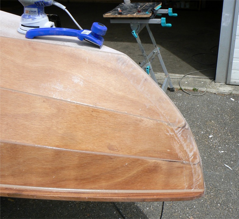 J'ai sorti le grattoir et la ponceuse orbitale pour "effacer" les bords des bandes de renfort avant et arri&egrave;re. 