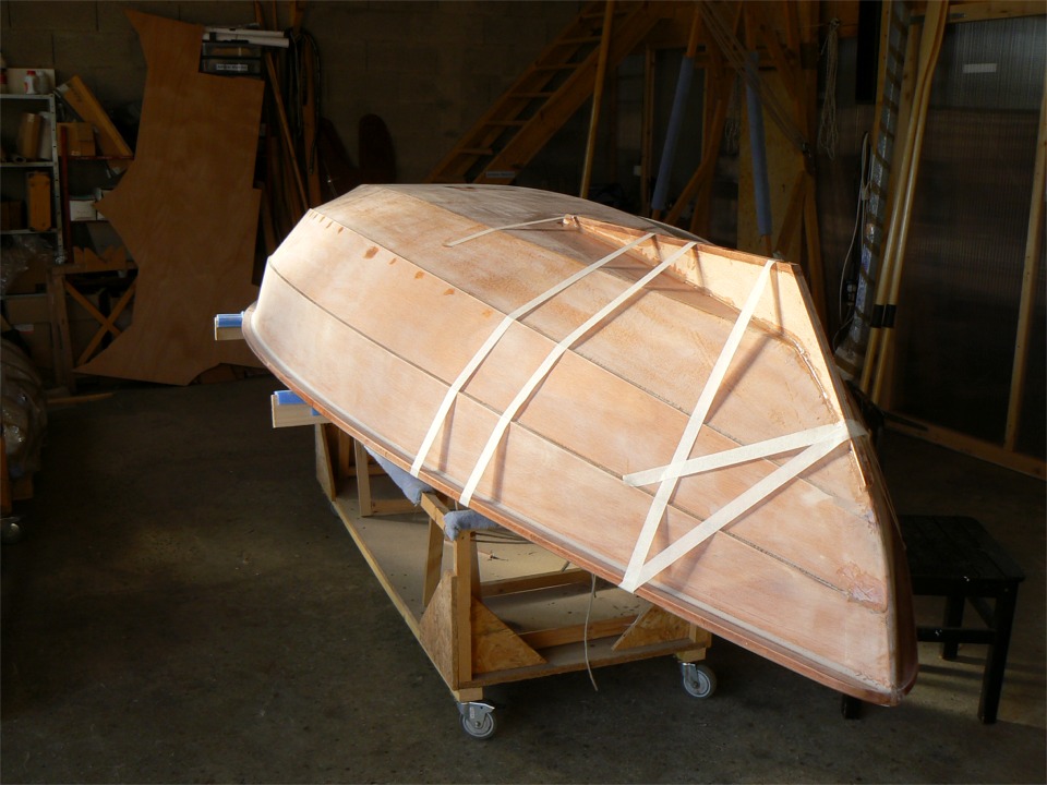 Et voici le collage de l'aileron. Je pr&eacute;cise que le "scotch" (bande &agrave; masquer 3M) est provisoire, c'est l'&eacute;poxy charg&eacute;e qui tiendra l'aileron &agrave; la coque... 