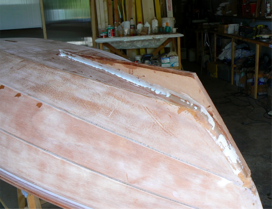 J'ai enlev&eacute; le "scotch" et r&eacute;alis&eacute; les gros joints-cong&eacute;s de part et d'autre de l'aileron, et je suis en train "d'armer" ces joints avec de la bande de fibre de verre. La bande n'est encore que partiellement satur&eacute;e, on voit encore du blanc ! 