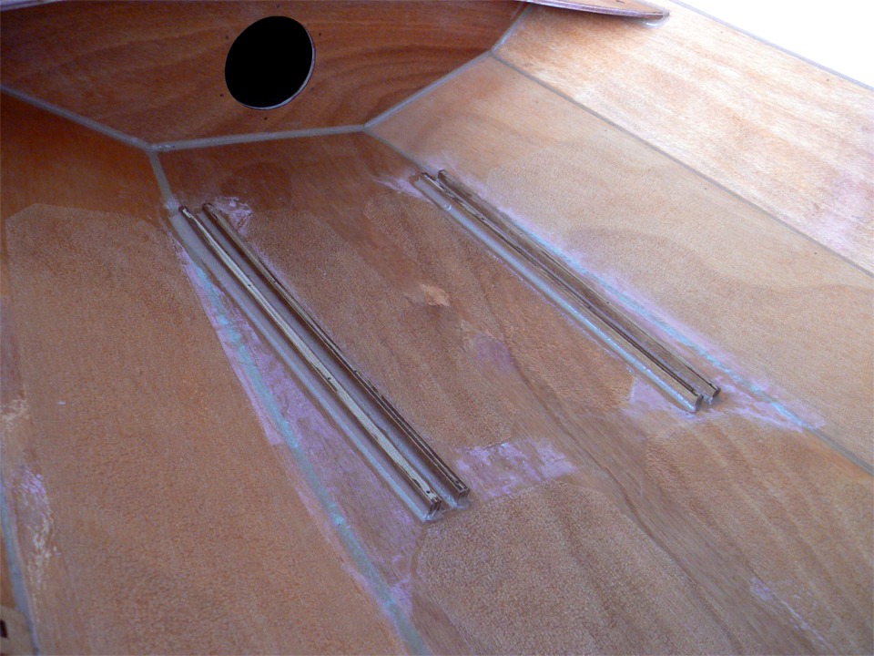 Voici les supports sur lesquels je vais visser-coller les r&eacute;glettes de r&eacute;glage du cale-pied d'aviron. Pour les coller, j'avais assembl&eacute; les r&eacute;glettes avec les supports sans colle, j'ai trac&eacute; leur contour, perc&eacute; &agrave; travers la sole pour des vis, et viss&eacute;-coll&eacute; les supports avec les r&eacute;glettes. J'ai ensuite d&eacute;mont&eacute; les r&eacute;glettes pour faire les petits joints-cong&eacute;s des supports : c'est long et intensif en main d'oeuvre...