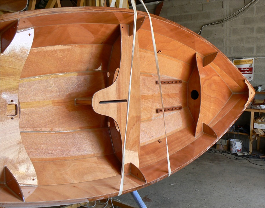 J'ai cal&eacute; la coque sur la tranche pour fixer les r&eacute;glettes de cale-pied sur leurs supports. Les six paires de trous de calage me donnent quatre positions de r&eacute;glage du cale-pied, qui "chevauche" deux paires de trous s&eacute;par&eacute;es par un trou non utilis&eacute; (si si c'est compr&eacute;hensible, relisez doucement !) 